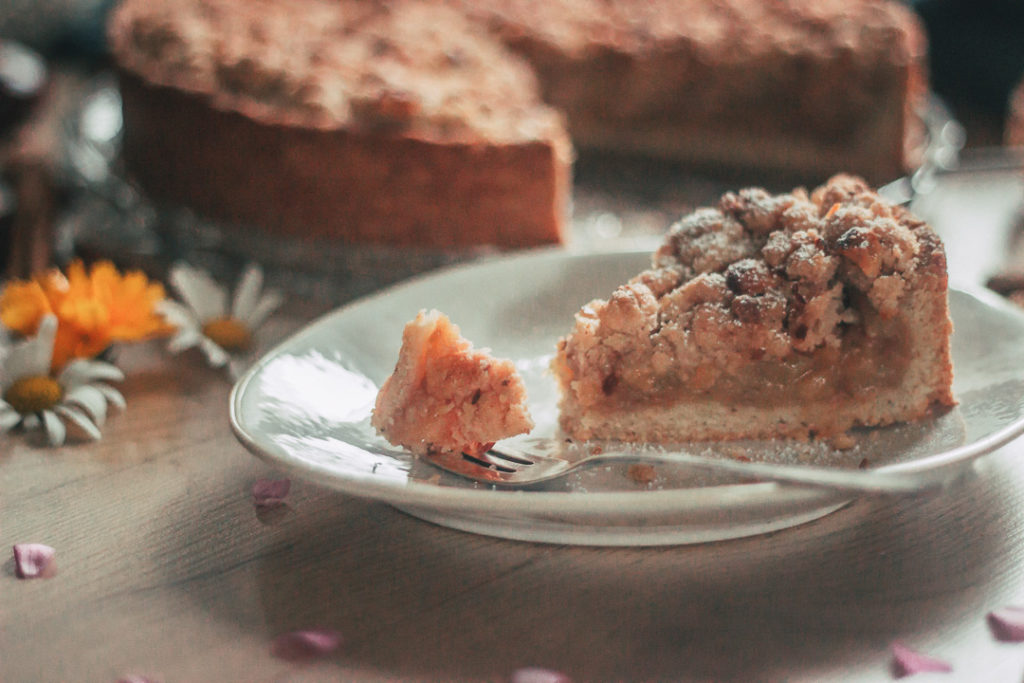 Veganer Apfelkuchen mit Zimtstreuseln